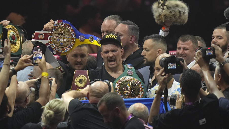 Oleksandr Usyk defeats Tyson Fury by split decision to become the first undisputed heavyweight champion in 24 years